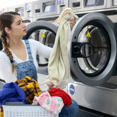 Cuci Sendiri vs Laundry Profesional: Mana yang Lebih Efisien dan Aman?
